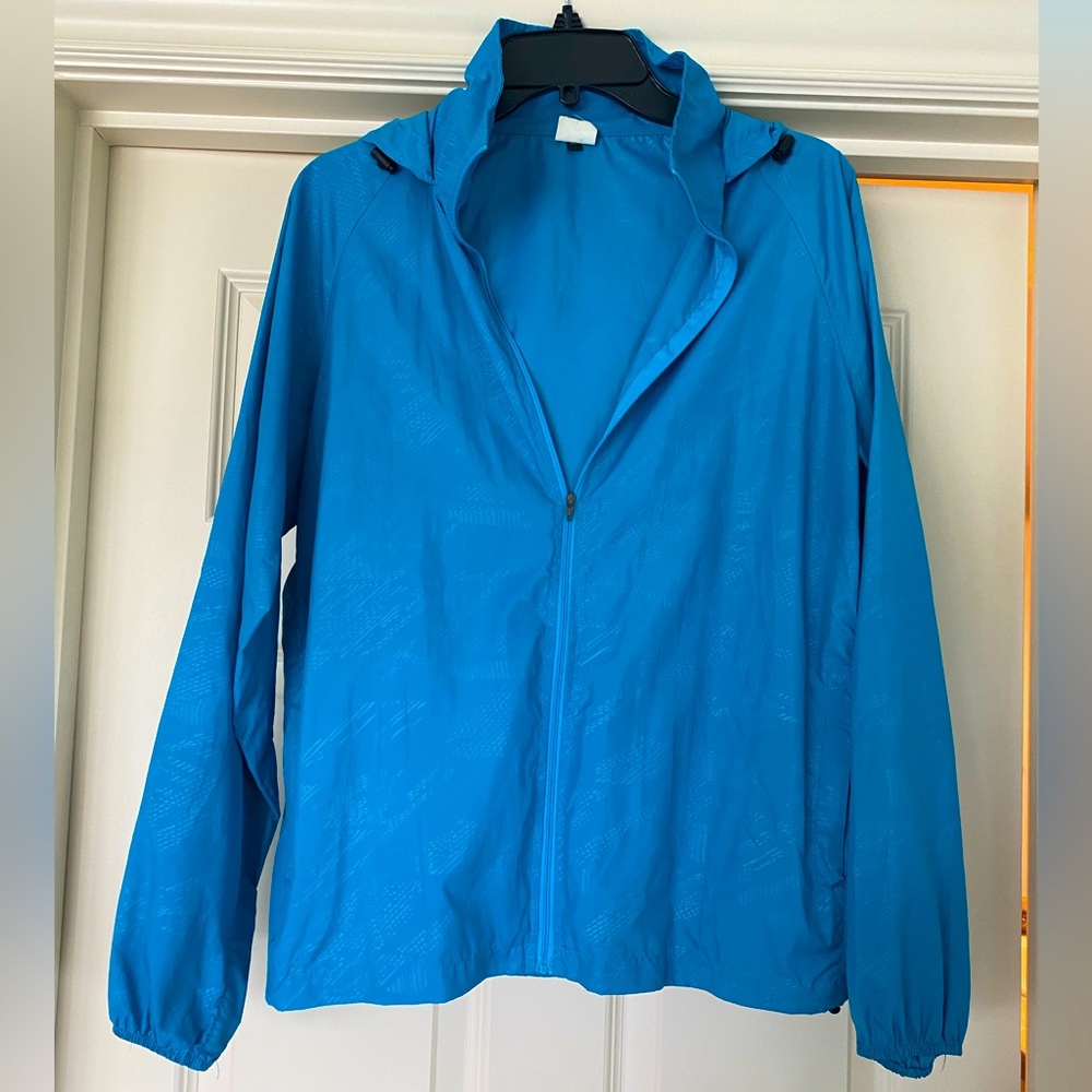 Super lightweight athletic windbreaker